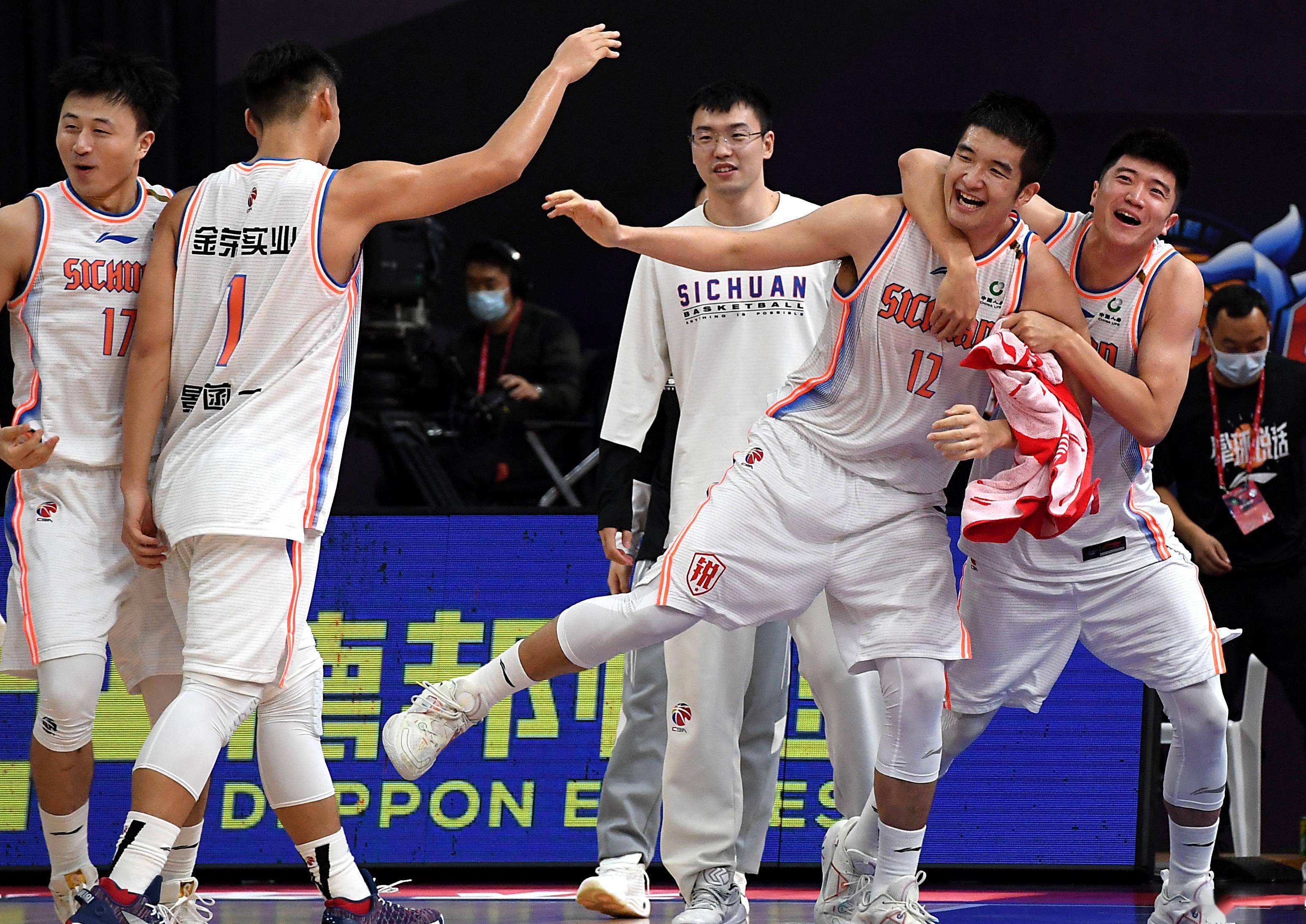 爱游戏中国-冲刺阶段费城76人备战CBA常规赛，调整名单细节曝光，态度坚定，球探报告显示潜力(费城76人赛程表)