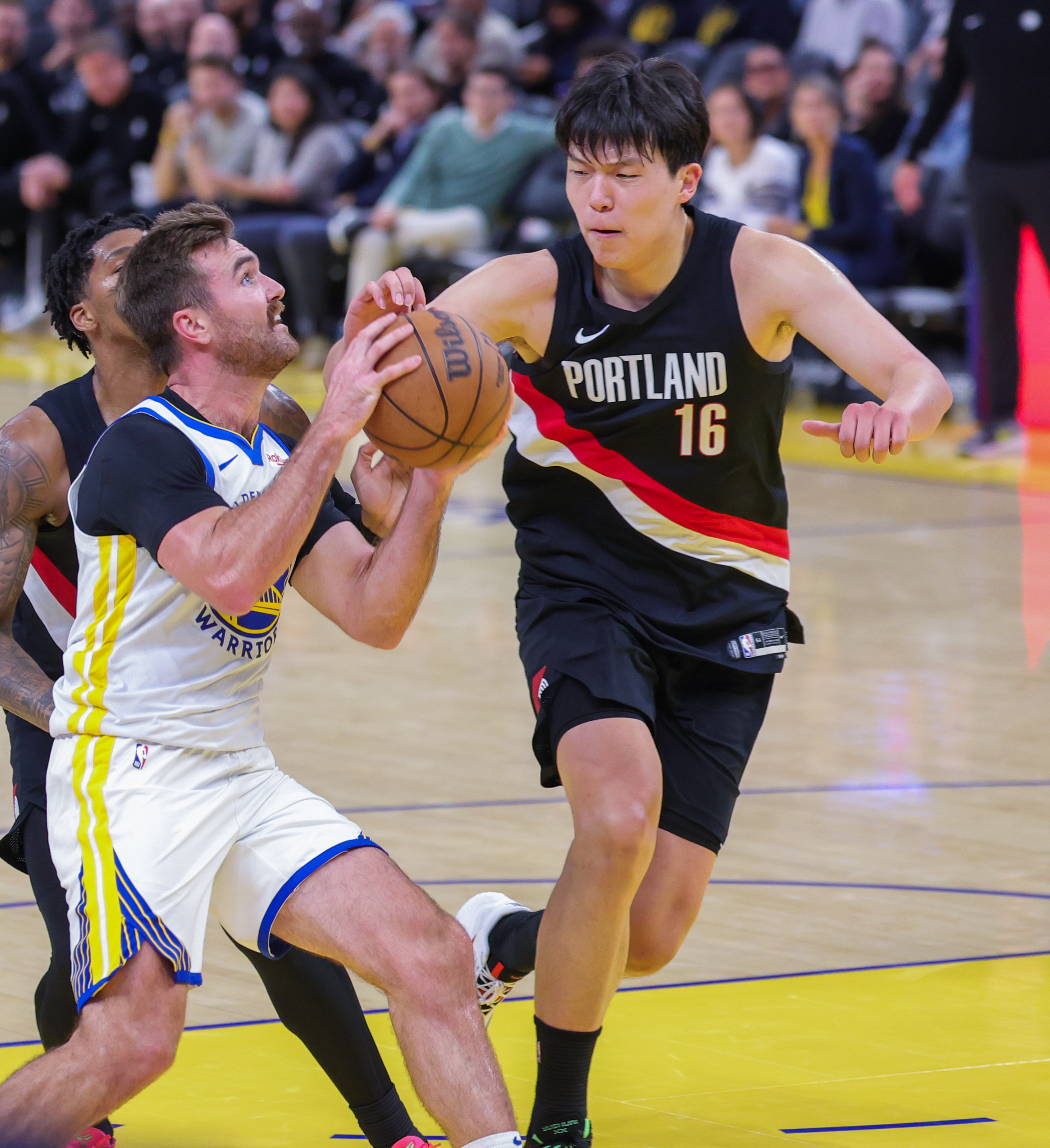 爱游戏APP-转会期金州勇士防线松动：NBA总决赛节点到来，气氛紧张，团队化学反应显著的简单介绍